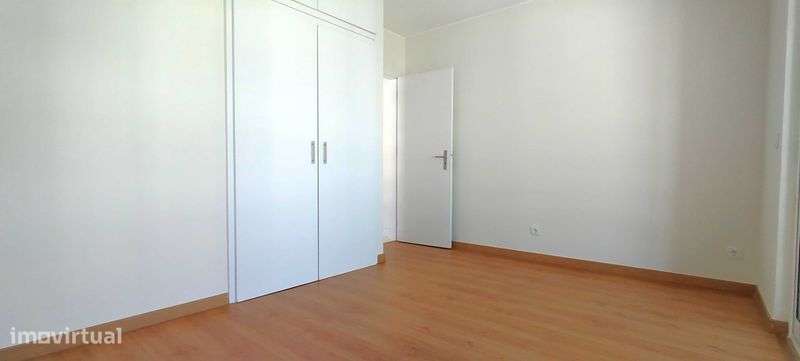 Apartamento T3 com estacionamento privativo, na Quinta do Marquês - Grande imagem: 5/12