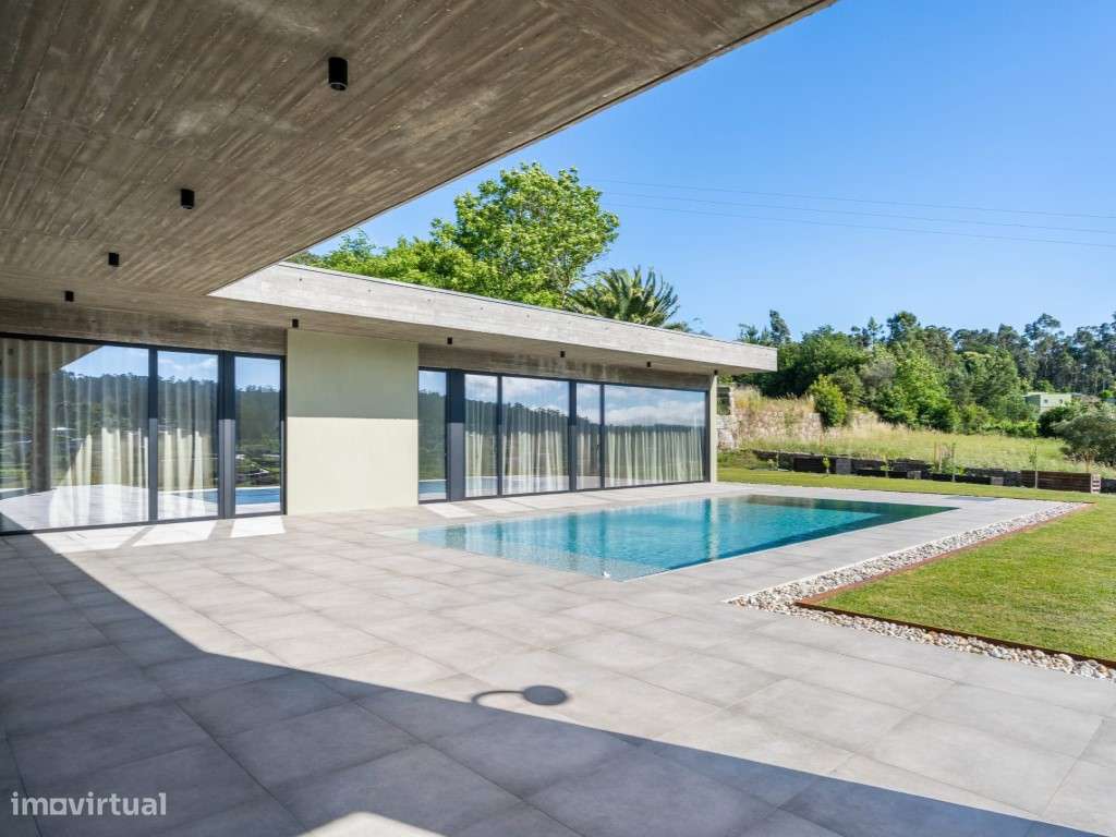 Moradia Térrea com Piscina Infinita e Vista Panorâmica sobre o Vale-7