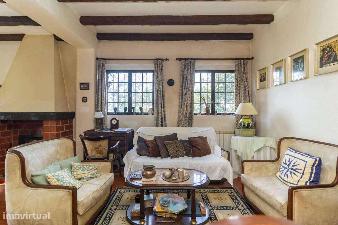 Moradia com construções de apoio, piscina e localização priviligiada-11