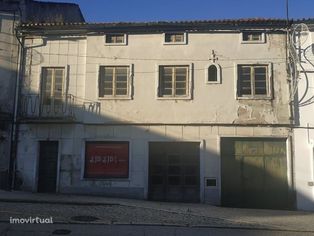 Moradia T4 p/ remodelação com garagem e terreno em Condeixa