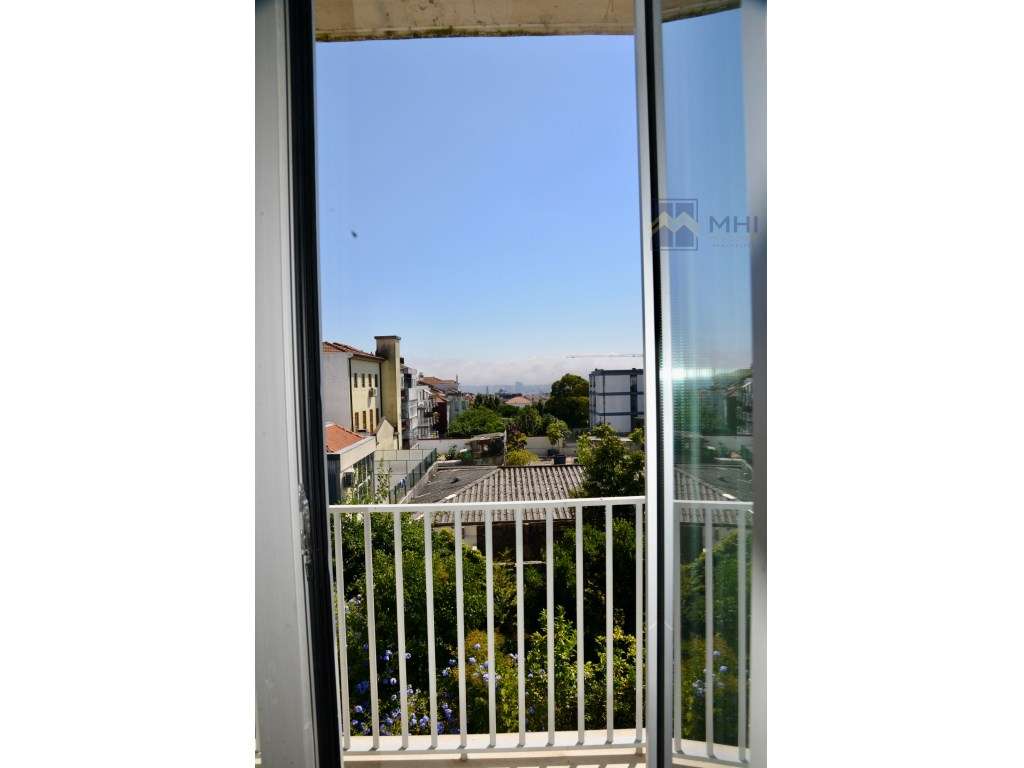 T0 +1 Novo com Varanda e Garagem e excelentes vista à Rua do Bonjar...-26