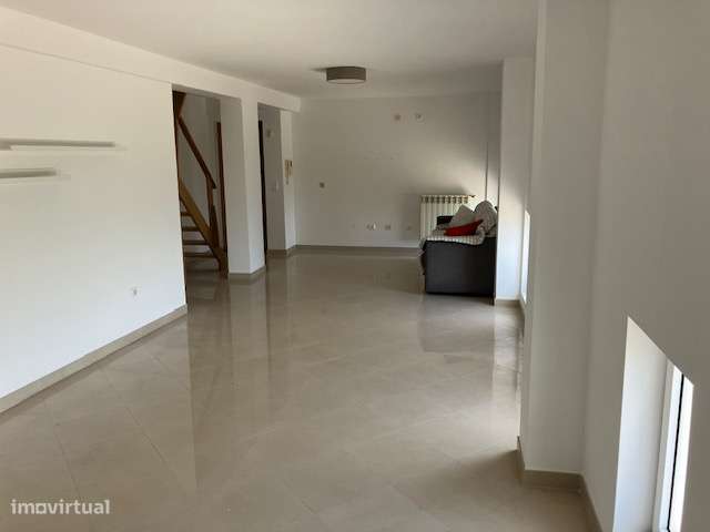 Lisboa Sul Almada Duplex T3 +1, com garagem-18