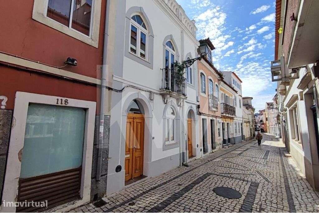 PRÉDIO NO CENTRO DE VILA FRANCA DE XIRA | REMODELADO | PROPRIEDADE TOT - Grande imagem: 1/6