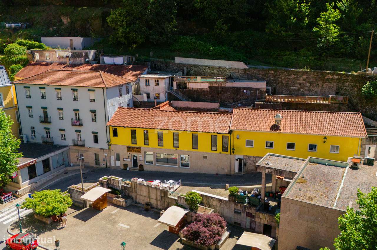 Prédio no Centro da Vila do Gerês - Grande imagem: 2/47