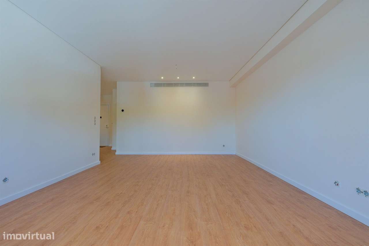 Apartamento T1 com garagem, totalmente remodelado, em condomínio com p-6