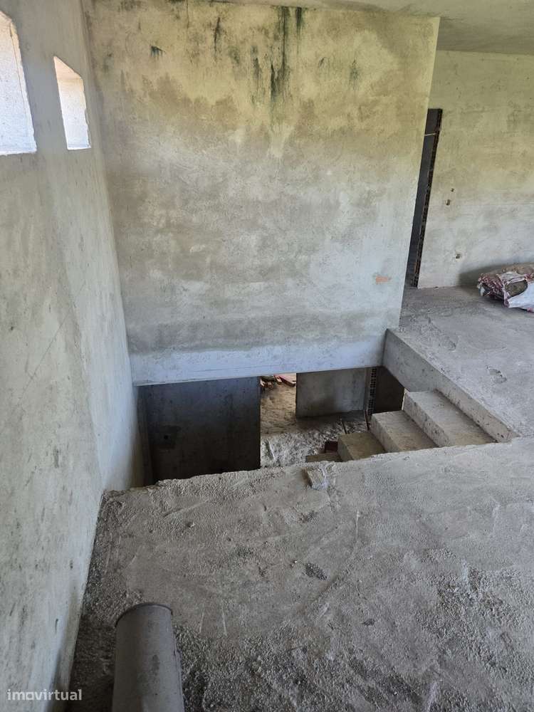 Terreno para construção com 955m2 com casa pronta de pedreiro.-16