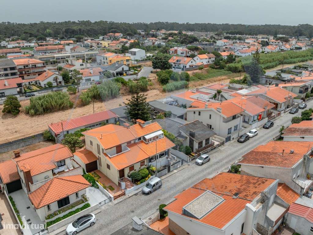 Moradia T3 de três frentes a apenas 400 metros da praia de Mindelo-29