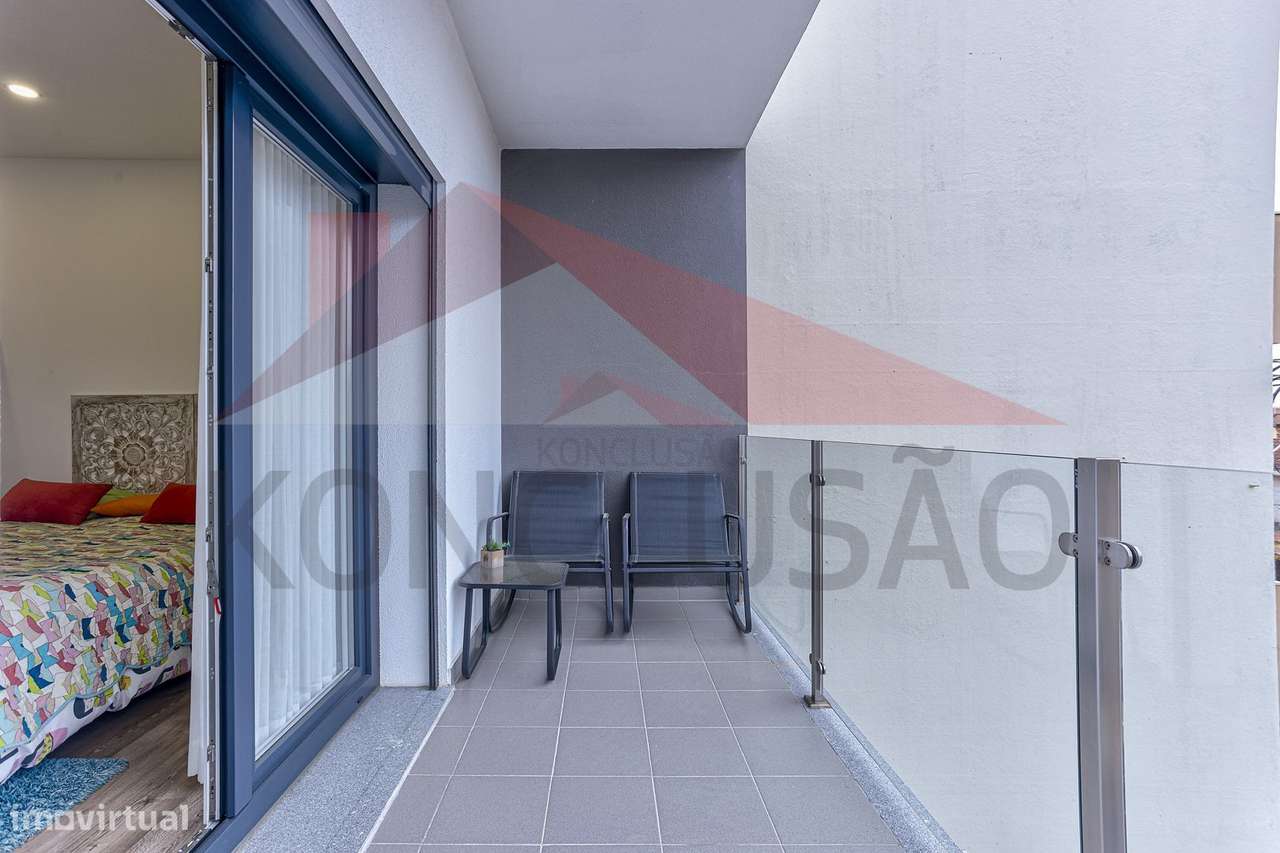 Moradia T4 de arquitetura moderna, estado de nova.-19