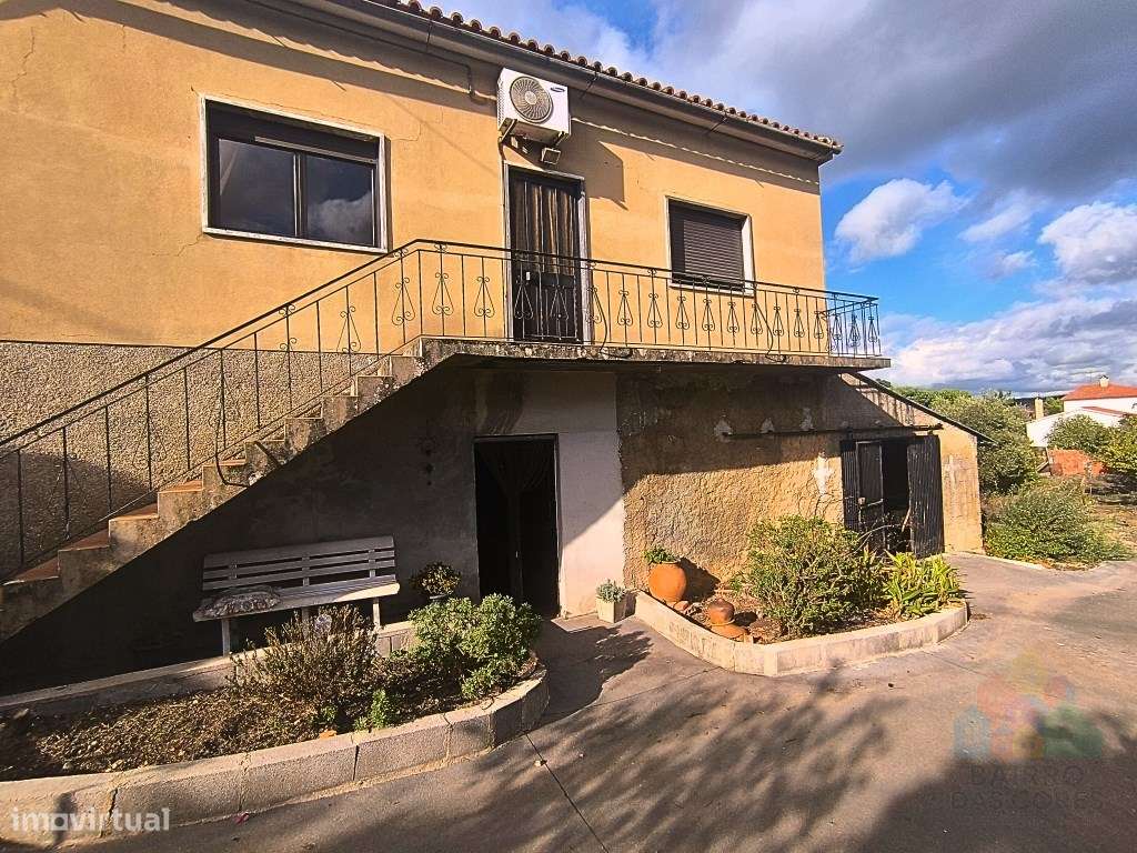 Moradia T4 com construção robusta e terreno perto IC9- Tomar-5
