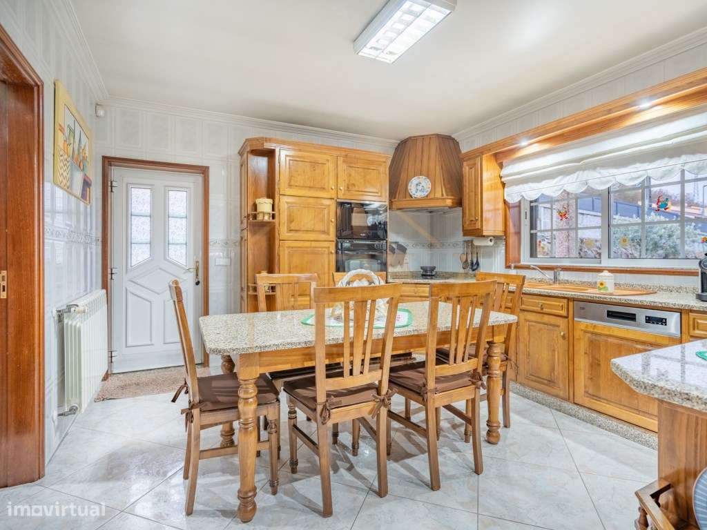 Moradia T4 em Aldão-16