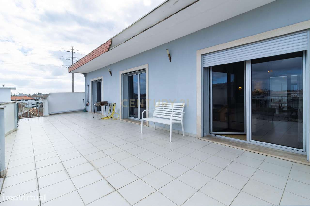 Apartamento T2 com Terraço e Garagem Fechada - Grande imagem: 4/36