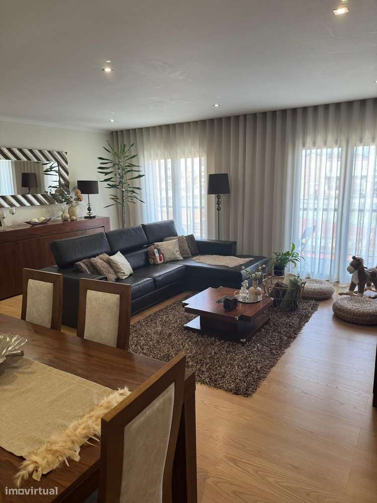 Apartamento T3 com 3 casas de banho e garagem-24