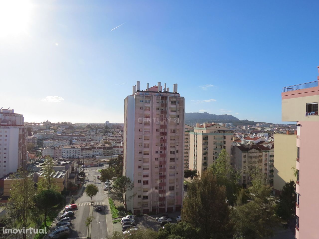 Apartamento T1 Remodelado com terraço e áreas amplas, junto à estação