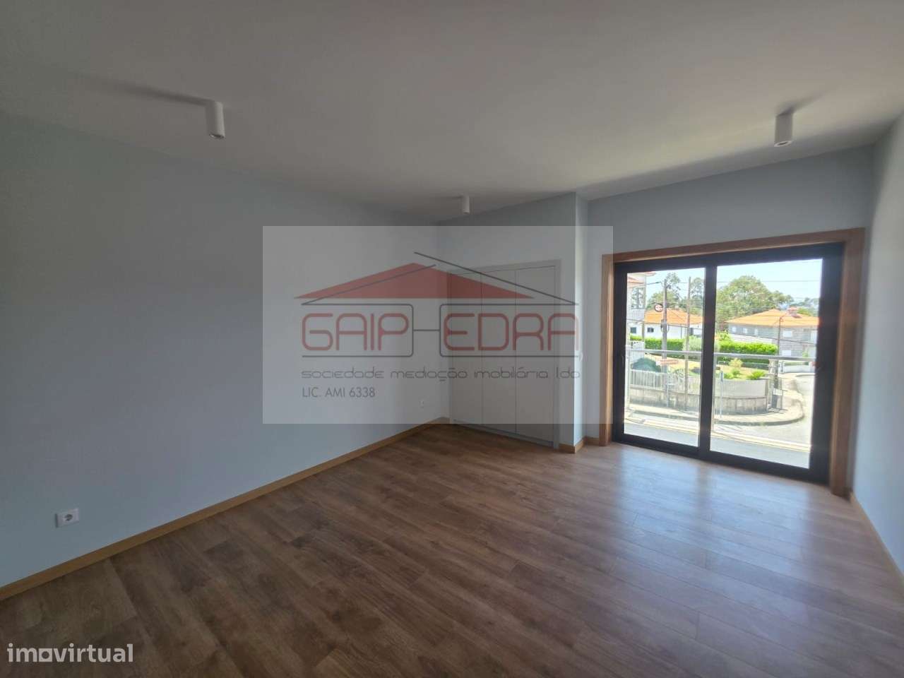Moradia 4 frentes nova  com 840 m2 terreno em Felgueiras-26