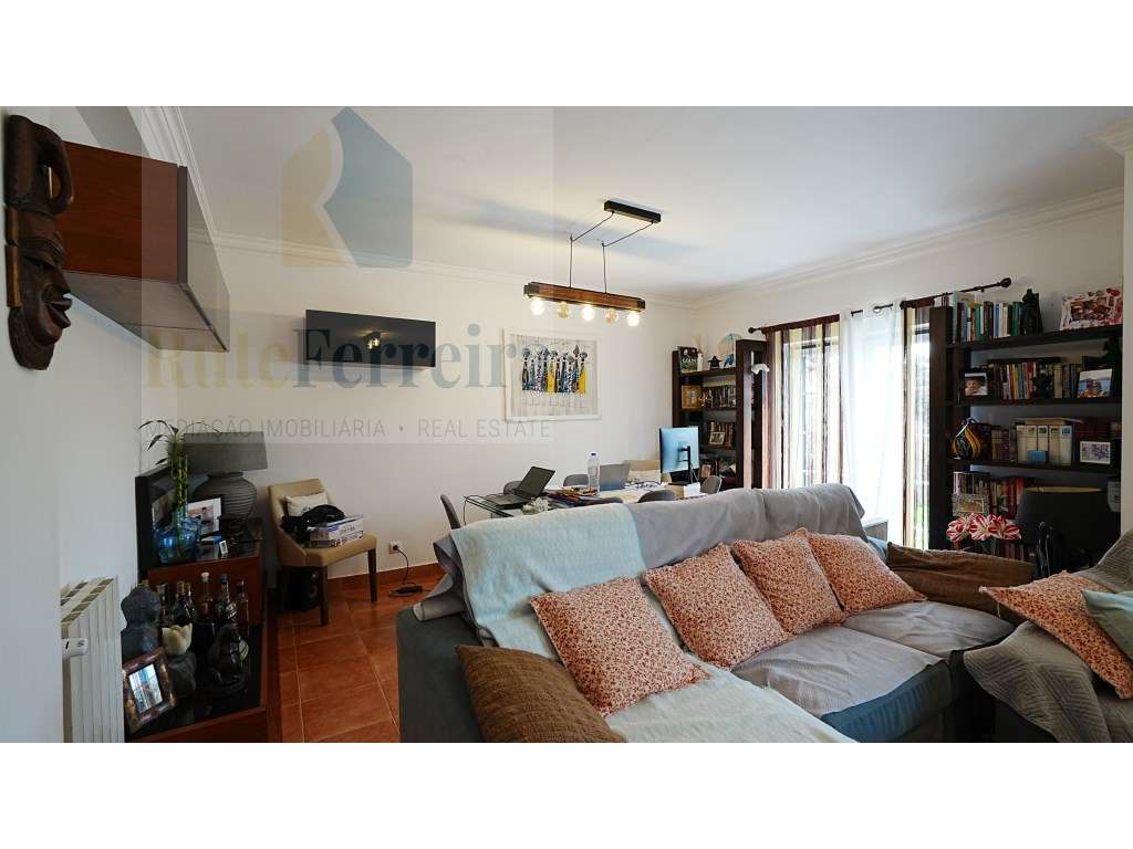 Moradia T3 localizada em São Pedro da Cadeira com jardim-9
