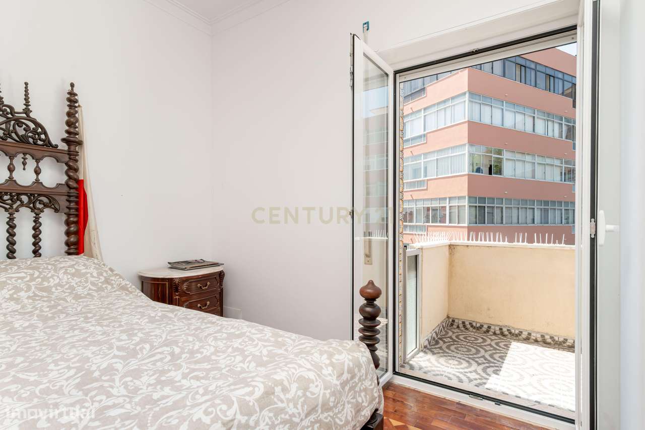Apartamento T2 com 2 WC's e Varanda Ampla – Totalmente Renovado – Bura-5