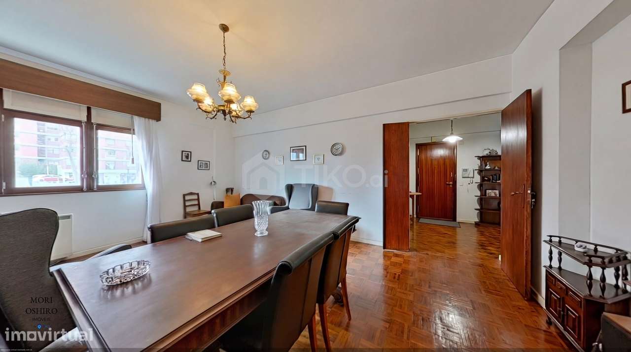 T4 COM 3 FRENTES SOLARES E ÁREAS ACIMA DA MÉDIA | METRO DE CHELAS-1