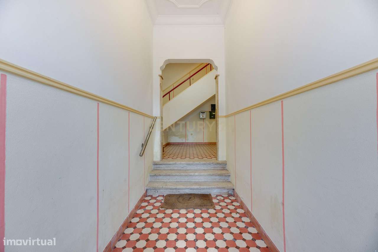 Apartamento T2 Renovado no Coração da Portela de Sintra-19