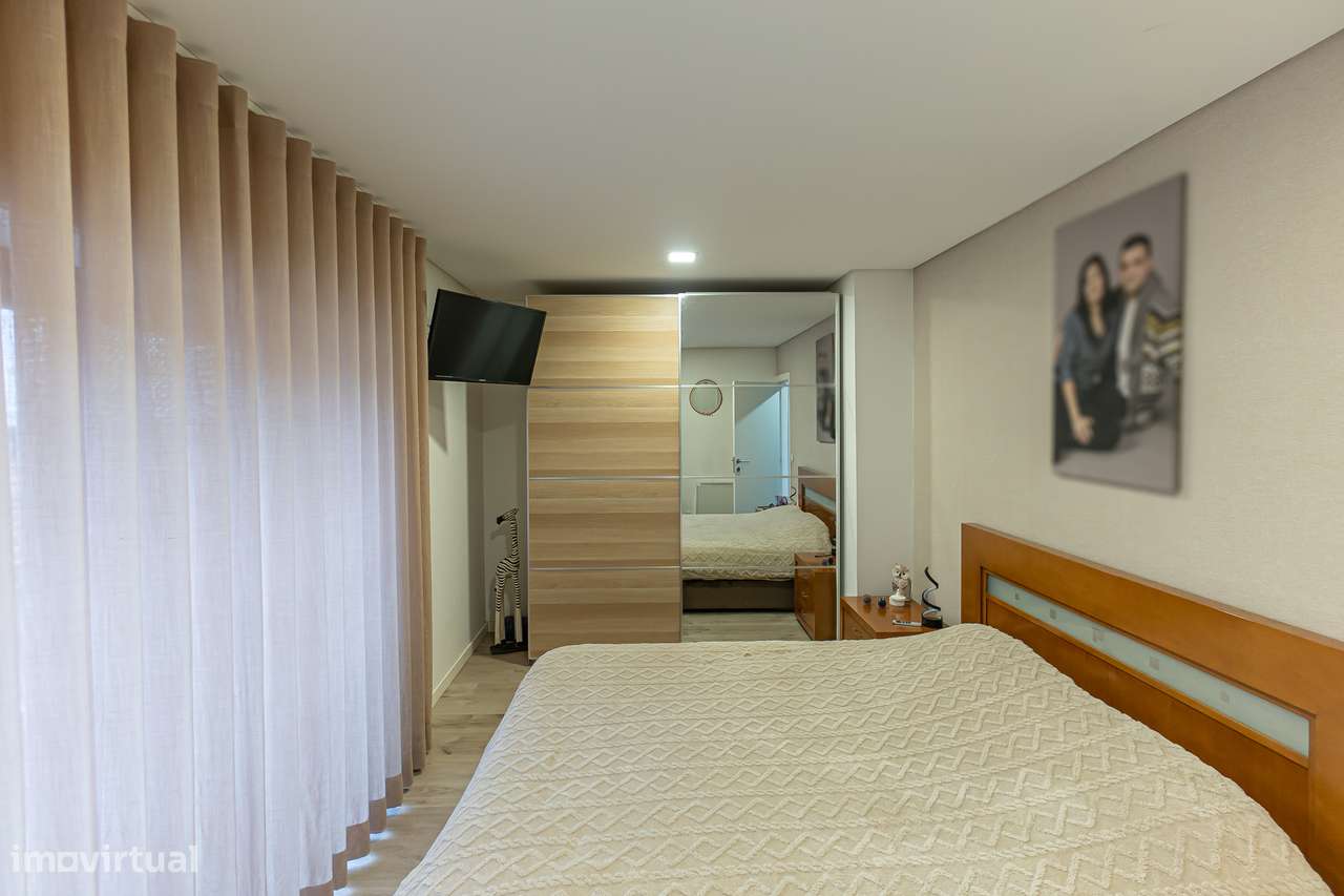 Moradia T4+1 renovada com anexo e jardim em Canidelo-18