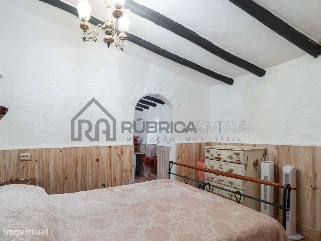 Moradia com Anexos e Vistas Deslumbrantes em Zona Tranquila-17