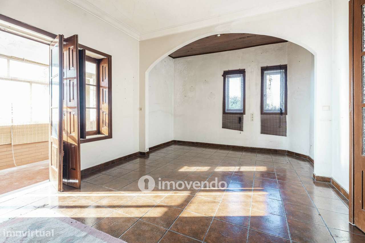 Moradia T4 para renovação, com terreno de 8000m², em Felgueiras - Grande imagem: 4/38