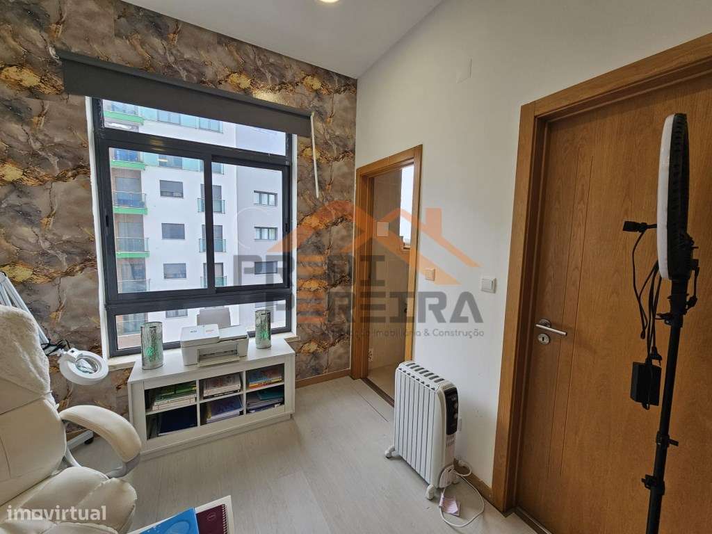 Loja, localizada no Jardim da Amoreira, ao lado da agência imobiliá... - Grande imagem: 4/9