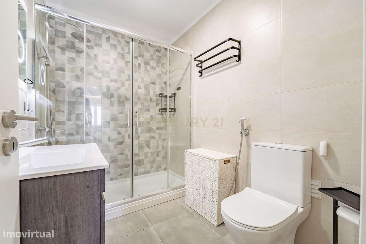 Apartamento T2 Remodelado na Torre da Marinha-20
