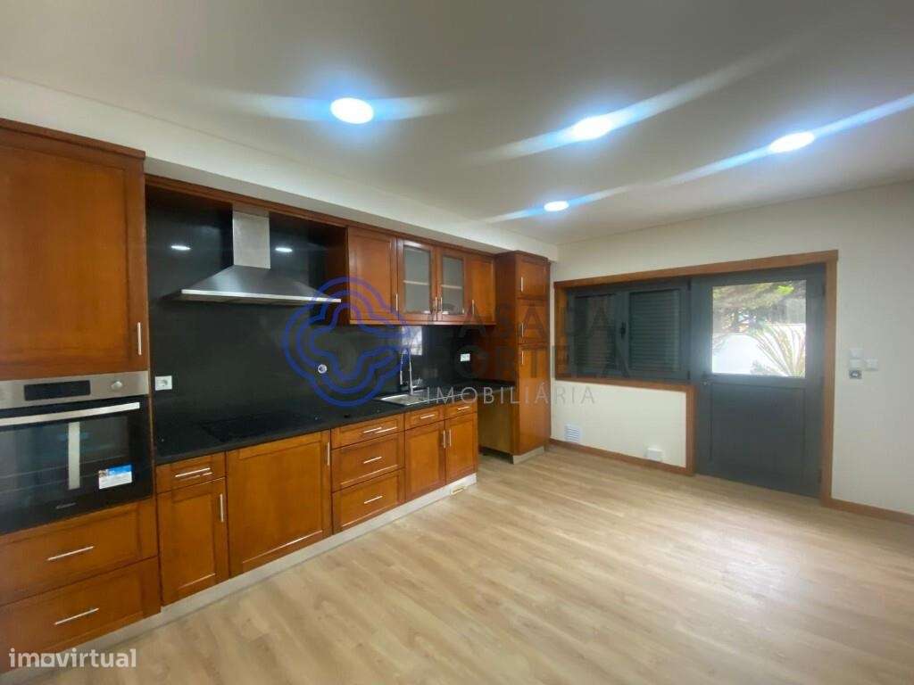 Moradia Geminada T4 em fase de  restauro, localizada em Santa Marta de - Grande imagem: 2/52