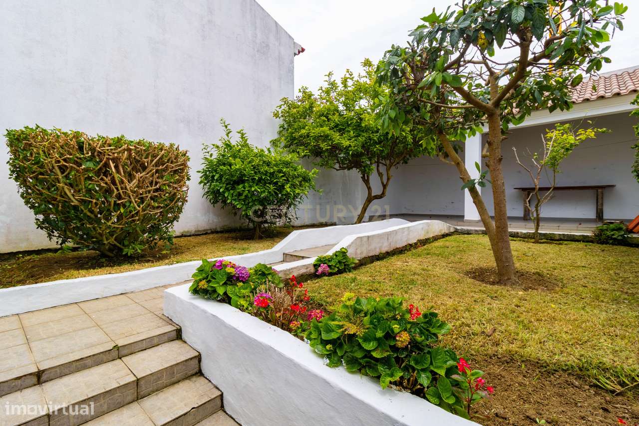 Moradia T2+1 com sótão, garagem, jardim e logradouro – Ponta Delgada-16