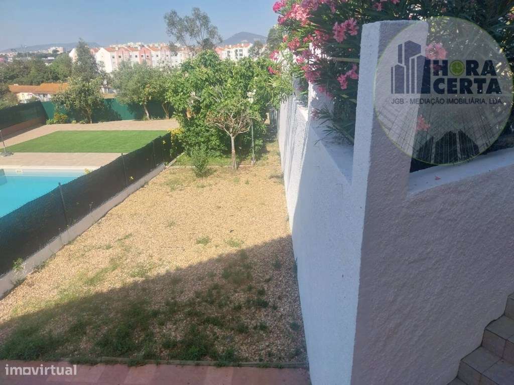 Moradia V4 com piscina em Setúbal!-22