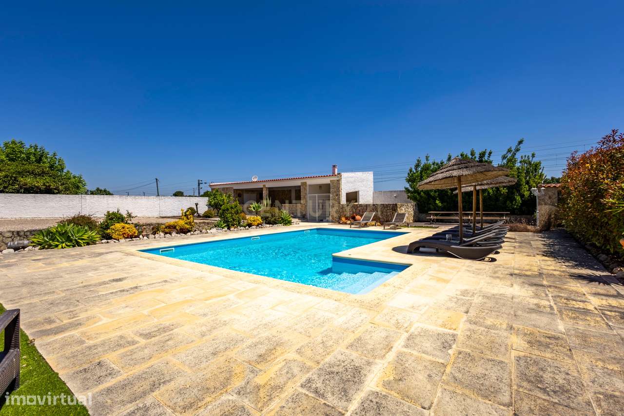 Moradia T5 Térrea com Piscina, Garagem e Lote de 2000 m² – Venda do Al-36