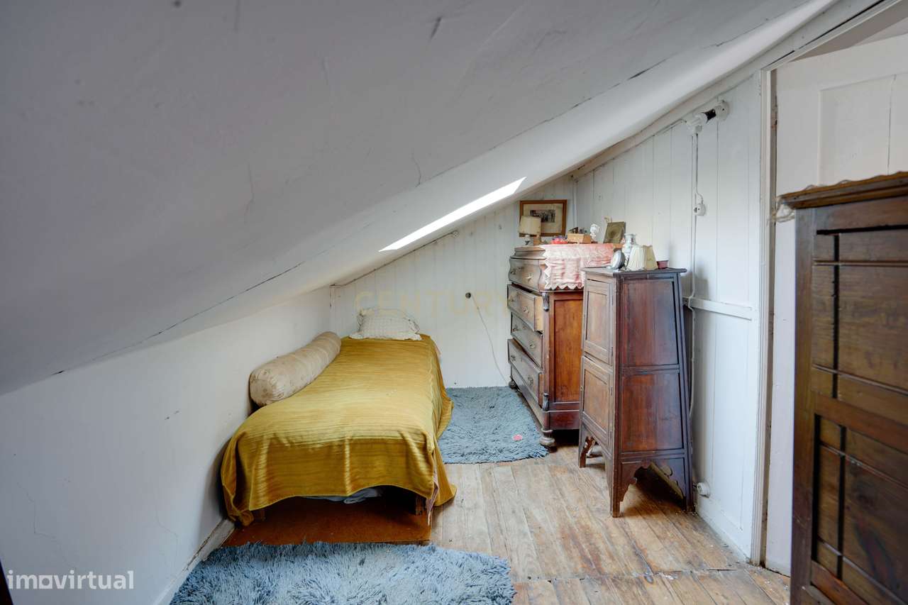 Moradia independente T6, situada no coração da linha de Cascais, junto-38