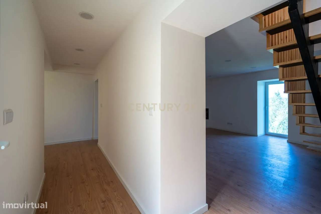 Moradia T3 de dois pisos com terreno totalmente renovada a cinco minut-50