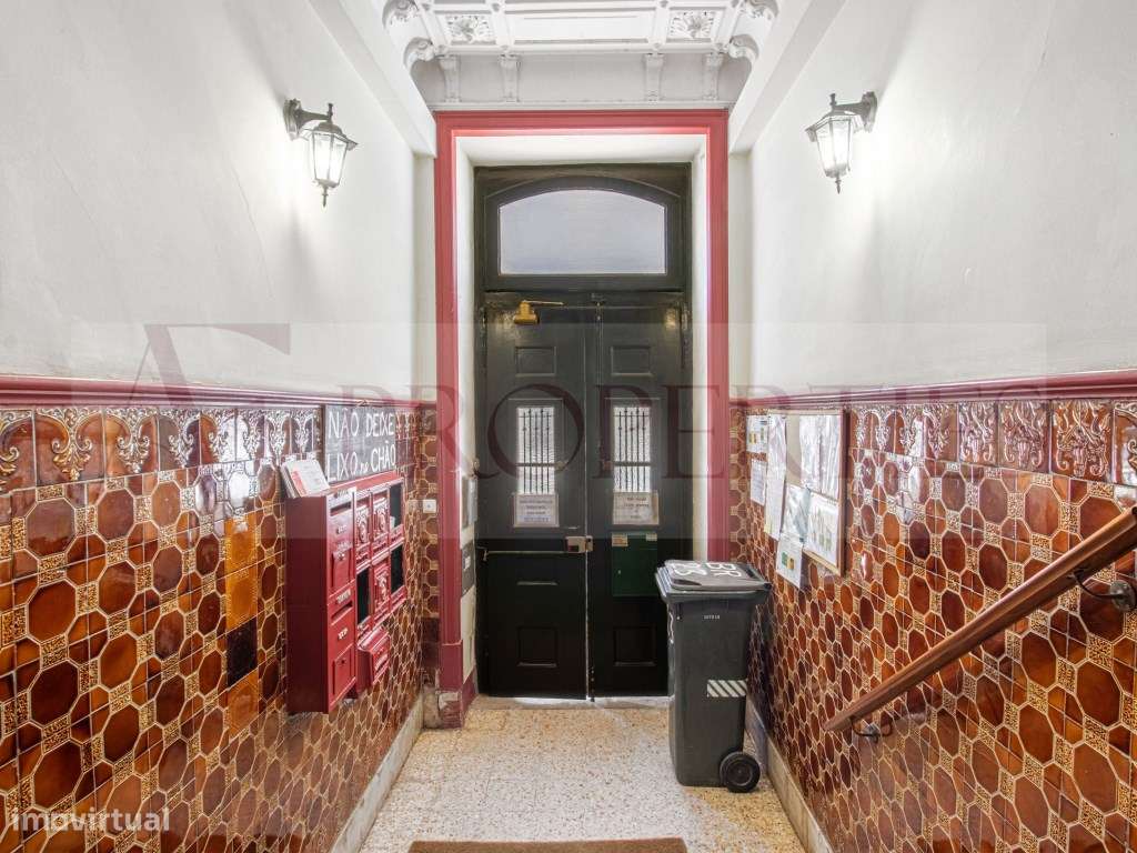 Apartamento T3 com charme lisboeta junto ao Marquês de Pombal-23
