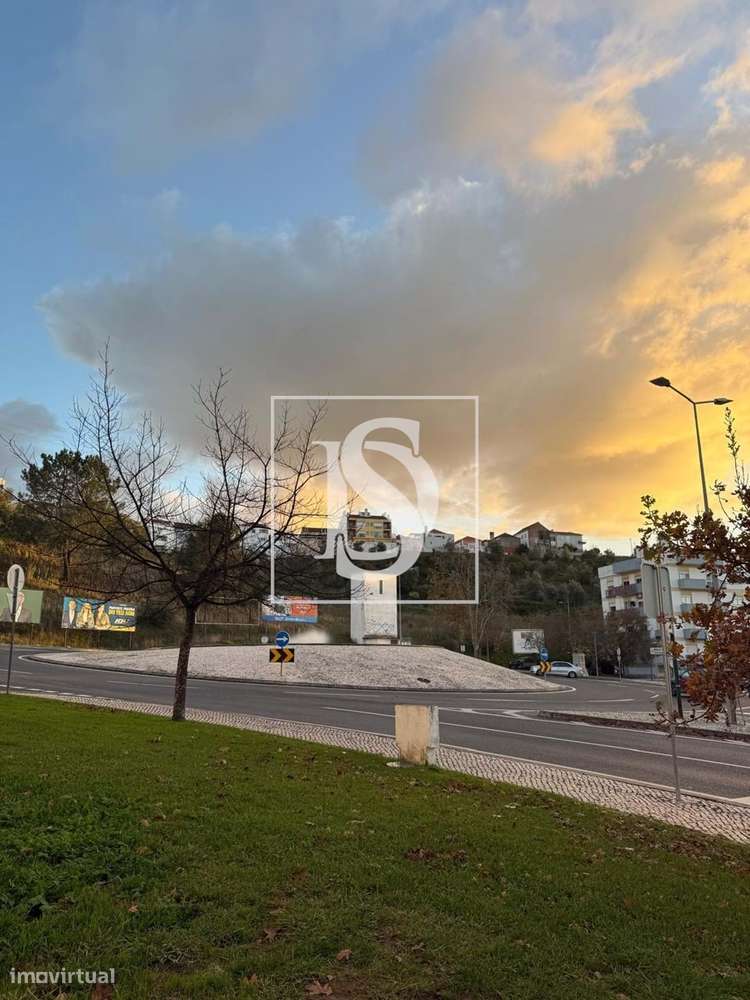 Excelente Oportunidade no Centro de Santarém – Espaço Coberto com 7 Lu-16