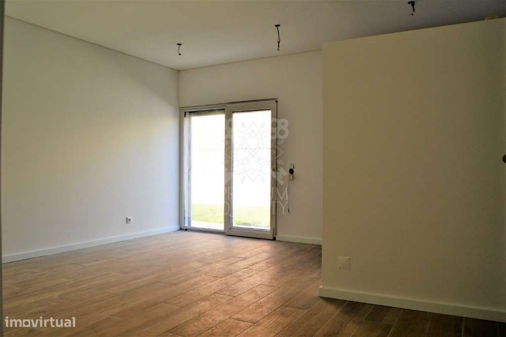 Moradia T3 com piscina para construção-18