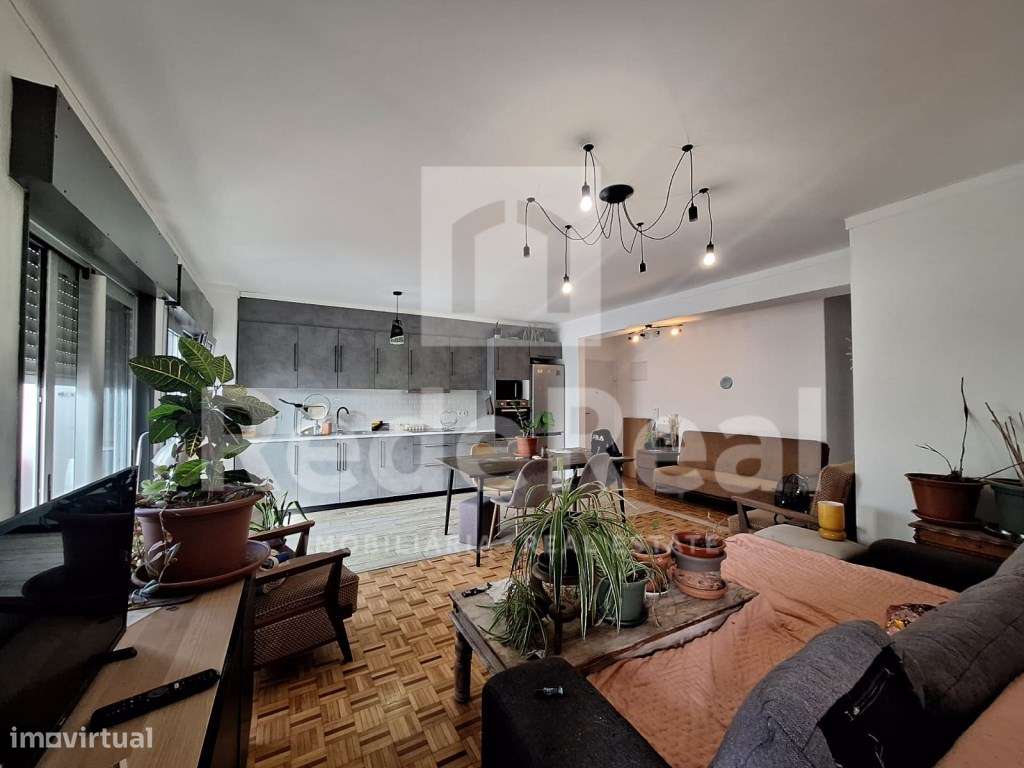 Apartamento T1 Renovado e Transformado em Espaçoso T3 de Último Pis... - Grande imagem: 4/14