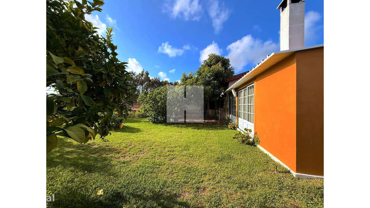 Moradia c/ Terreno e Jardim-11
