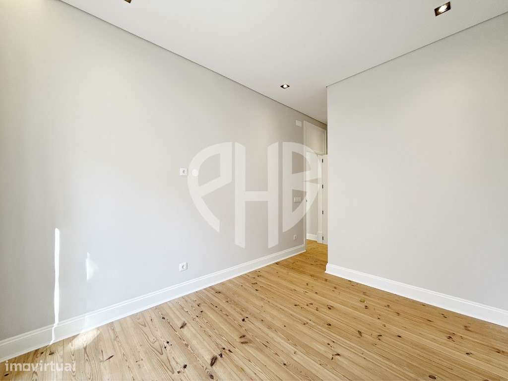 Apartamento T3 // Totalmente Renovado - Av. Almirante Reis-35