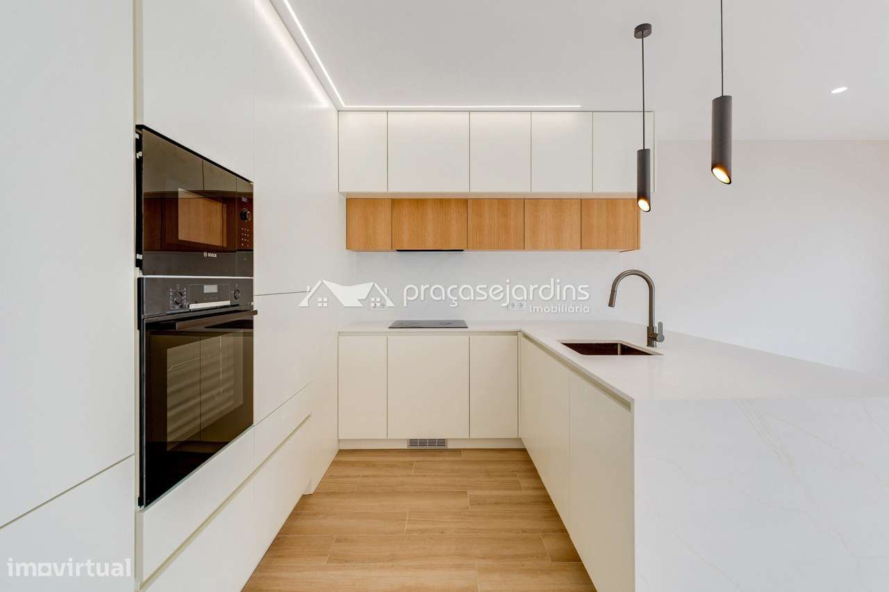 Moradia T3 de Arquitetura Moderna com Jardim e Garagem-1