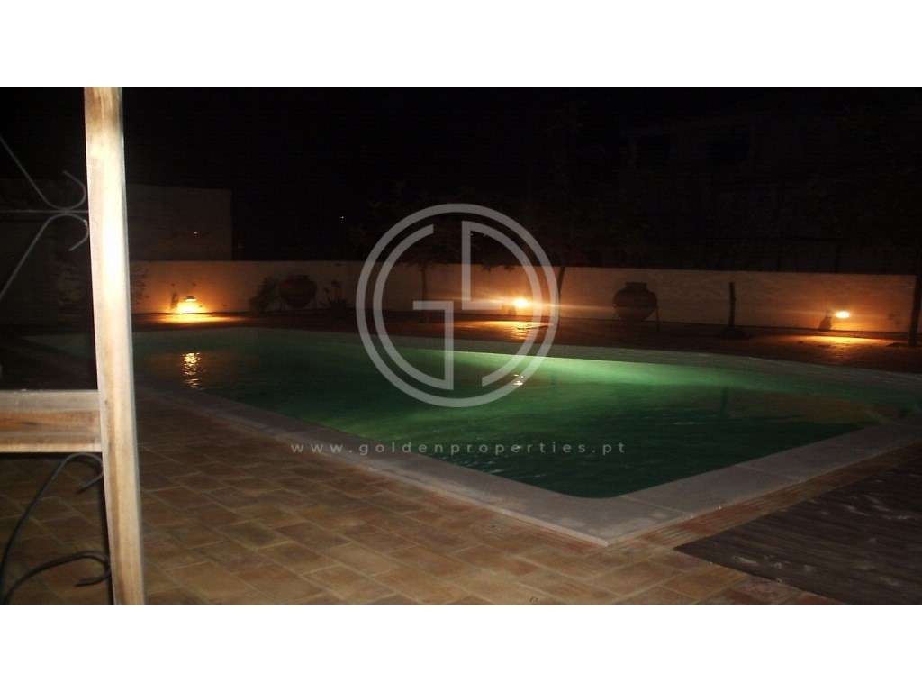 Moradia T4 com piscina localizada numa zona calma entre Loulé e Alm...-16