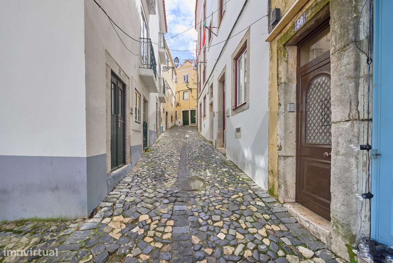 APARTAMENTO RENOVADO T1+1 JUNTO AO CASTELO SÃO JORGE-33