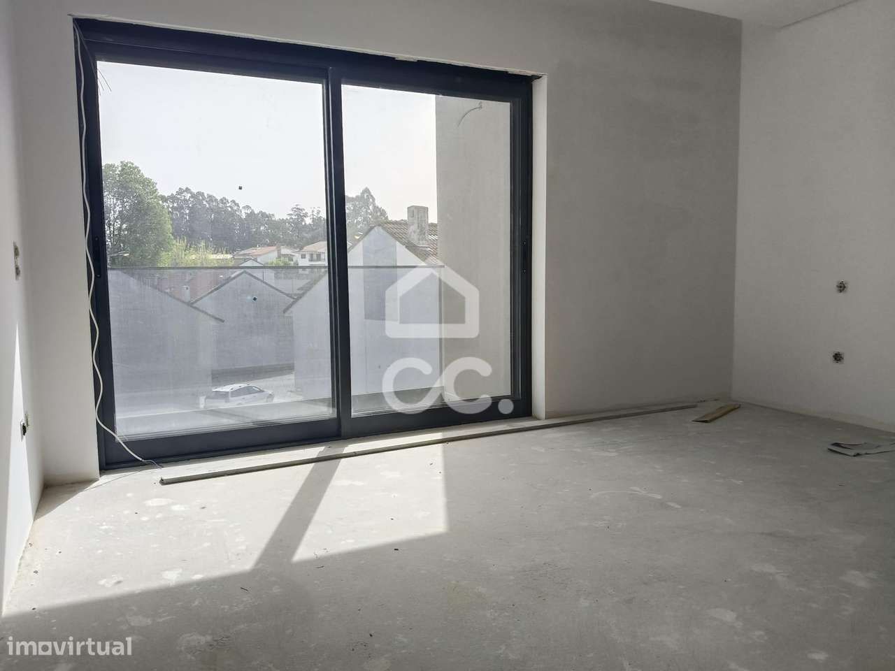 Moradia T3 Nova com 3 Suites, Jardim e Terraço – Design Contemporâneo-12