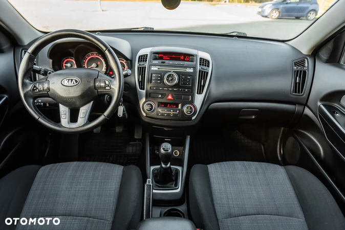 Kia Ceed 1.6 CRDi 90 ISG Vision - 26