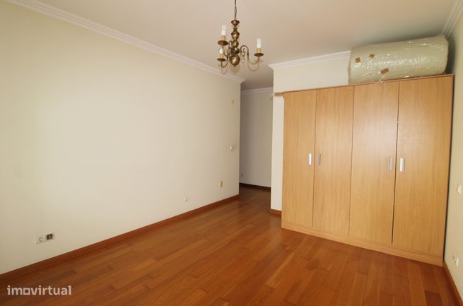 Apartamento com 4 assoalhadas situado no centro de Mem Martins-7