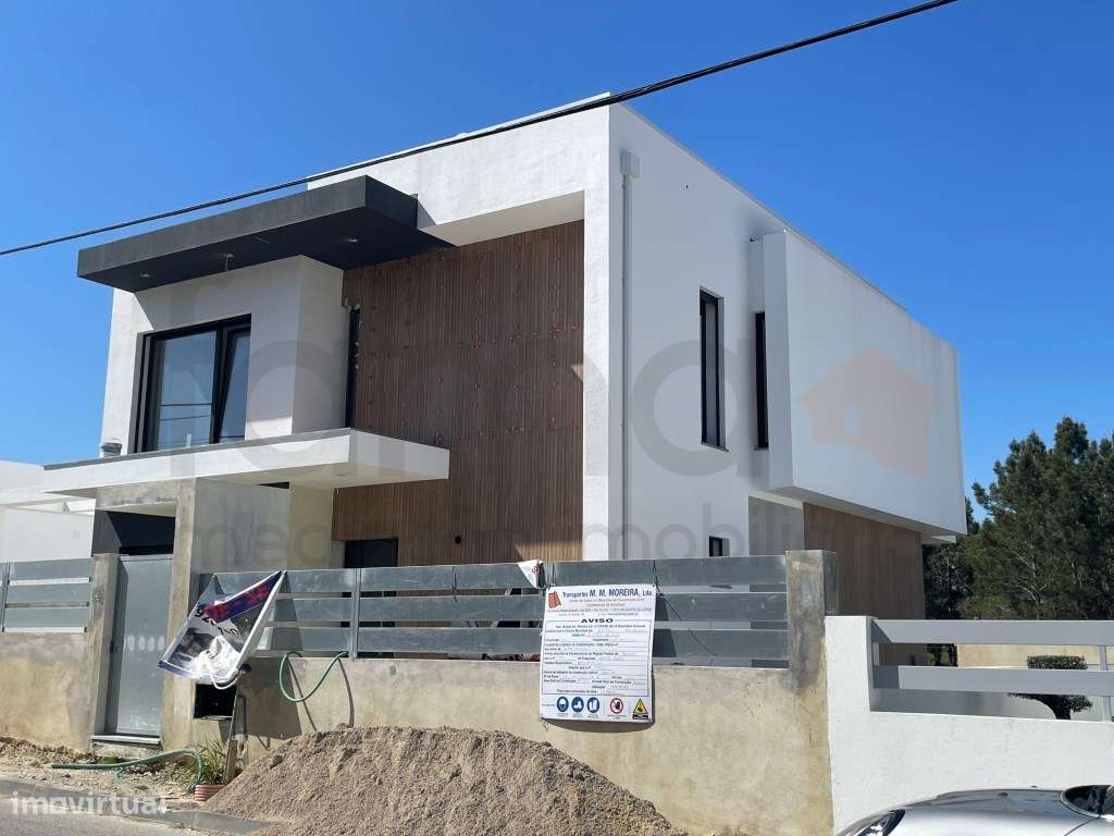 Moradia T3 com jardim e piscina em zona residencial tranquila-50