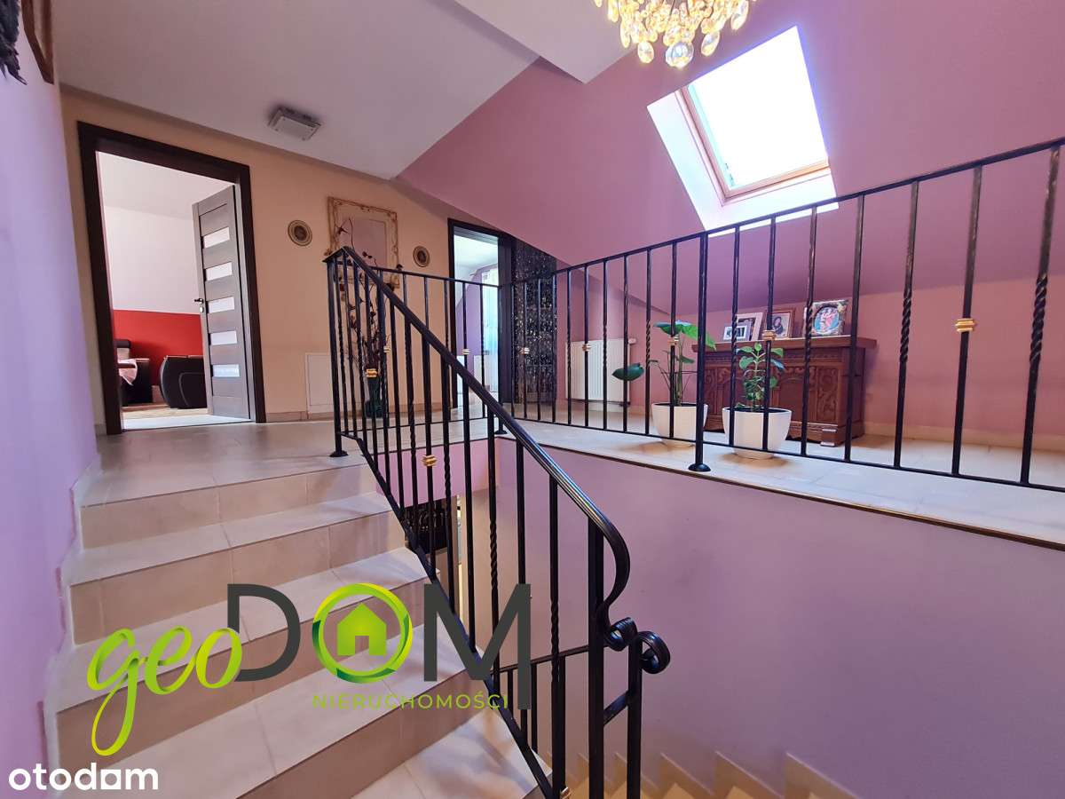 Przestronny dom o ciekawej bryle na dużej działce.-15