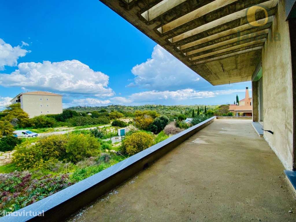 Moradia T4 com piscina, garagem para 8 carros, no Cerro Azul - Grande imagem: 4/24