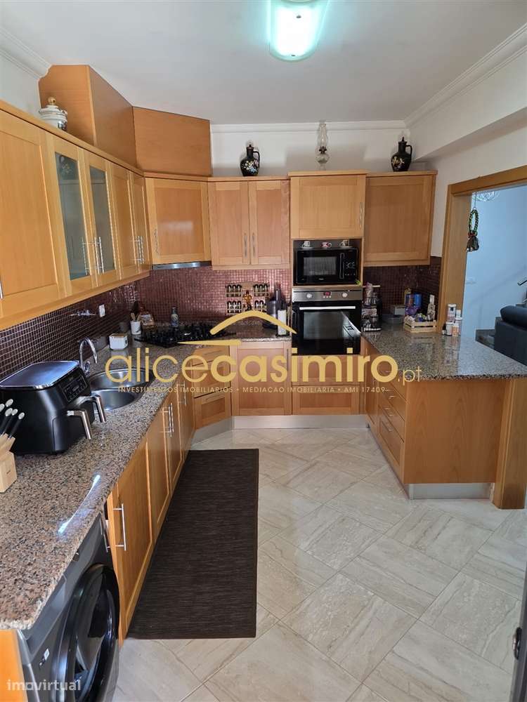 Moradia T4 - boas áreas- excelente estado!-15