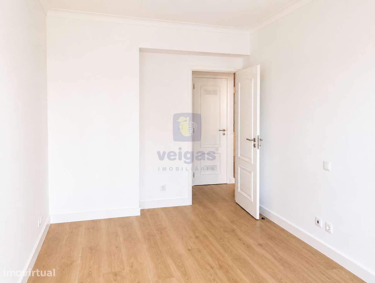 Apartamento T3 Remodelado c/estacionamento na Estrada da Luz-12